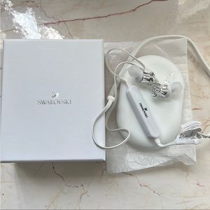 NWT swarovski Bluetooth beat headphones with diamond/crystal hearts! Brand new